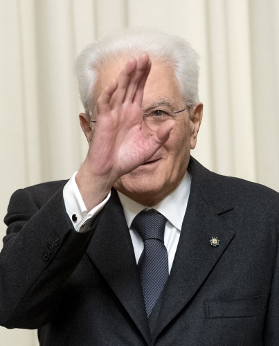 Il Presidente della Repubblica Sergio Mattarella risponde al saluto di una rappresentanza della collettività italiana