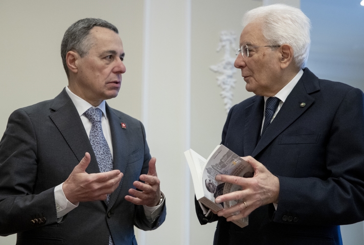 Il Presidente della Repubblica Sergio Mattarella con il Presidente della Confederazione Svizzera Ignazio Cassis nel corso dello scambio dei doni
