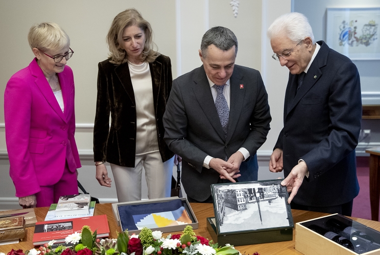 Il Presidente della Repubblica Sergio Mattarella con il Presidente della Confederazione Svizzera Ignazio Cassis nel corso dello scambio dei doni