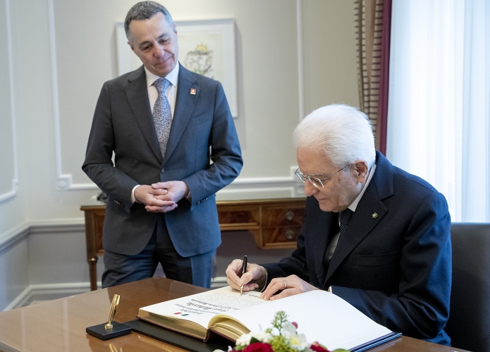  Il Presidente della Repubblica Sergio Mattarella con il Presidente della Confederazione Svizzera Ignazio Cassis firmano il Libro d'Onore