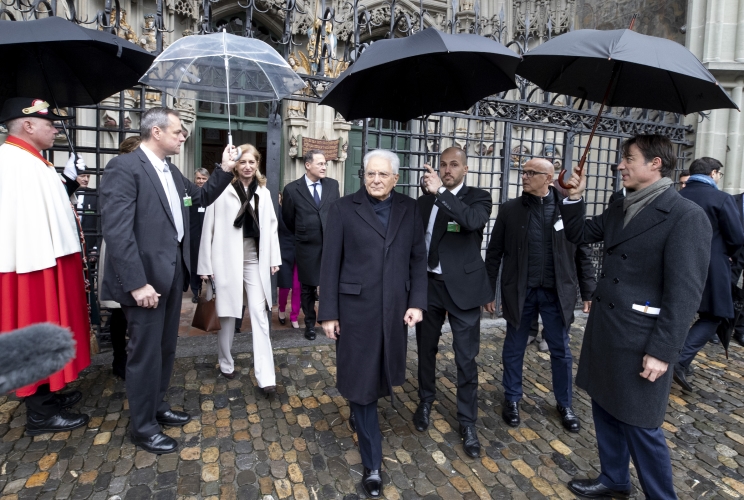 Il Presidente della Repubblica Sergio Mattarella lascia la Cattedrale di Berna al termine della visita