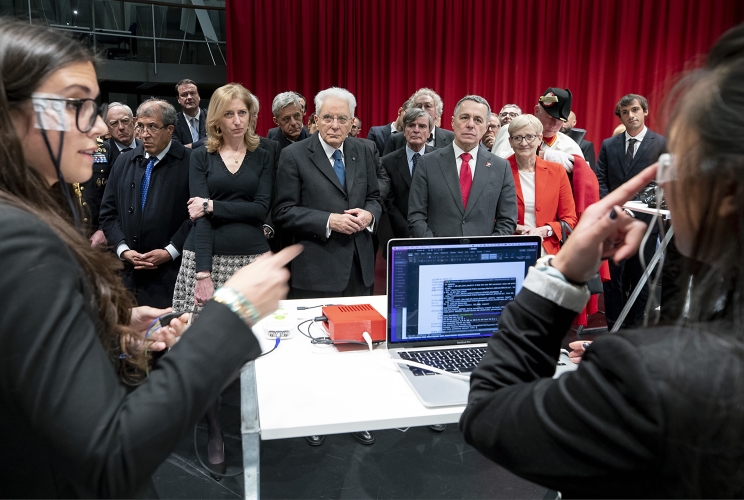 Il Presidente della Repubblica Sergio Mattarella e il Presidente della Confederazione Svizzera Ignazio Cassis al Politecnico federale di Zurigo, durante una dimostrazione di progetti del gruppo bioingegneria del Politecnico 