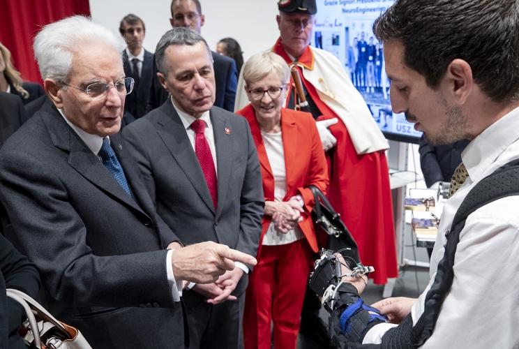  Il Presidente della Repubblica Sergio Mattarella e il Presidente della Confederazione Svizzera Ignazio Cassis al Politecnico federale di Zurigo, durante una dimostrazione di progetti del gruppo bioingegneria del Politecnico 
