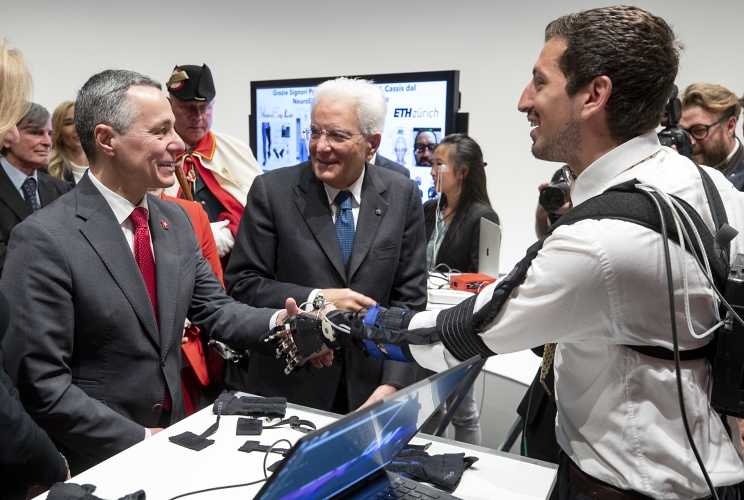 Il Presidente della Repubblica Sergio Mattarella e il Presidente della Confederazione Svizzera Ignazio Cassis al Politecnico federale di Zurigo, durante una dimostrazione di progetti del gruppo bioingegneria del Politecnico 