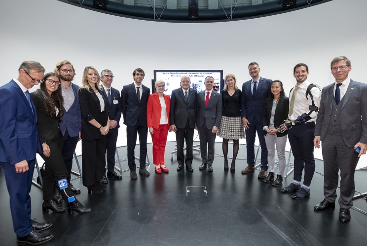   Il Presidente della Repubblica Sergio Mattarella e il Presidente della Confederazione Svizzera Ignazio Cassis al Politecnico federale di Zurigo, con i membri del gruppo di bioingegneria del Politecnico Federale di Zurigo, diretto dal Prof. Stanisa Raspapovic
