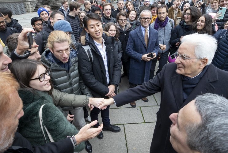   Il Presidente della Repubblica Sergio Mattarella e il Presidente della Confederazione Svizzera Ignazio Cassis con alcuni studenti italiani, al termine della vista Politecnico federale di Zurigo,