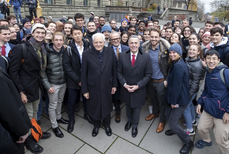 Il Presidente della Repubblica Sergio Mattarella e il Presidente della Confederazione Svizzera Ignazio Cassis con alcuni studenti italiani, al termine della vista Politecnico federale di Zurigo,