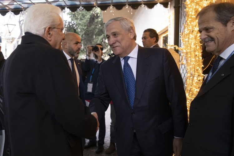 Il Presidente della Repubblica Sergio Mattarella saluta Antonio Tajani, Vice Presidente del Consiglio dei Ministri- Ministro per gli Affari Esteri e la Cooperazione Internazionale,in occasione della cerimonia di apertura della VIII edizione della Conferenza Internazionale Rome MED Dialogues 
