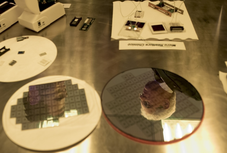 Il Presidente Sergio Mattarella nel corso della visita all’Istituto di Nanotecnologia del Centro Nazionale delle Ricerche