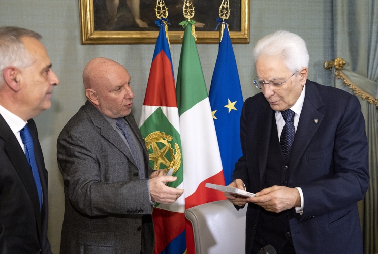 Il Presidente Sergio Mattarella riceve il DVD del film "I ragazzi delle scorte", al termine dell'incontro con i familiari delle vittime delle stragi di Capaci e Via D’Amelio