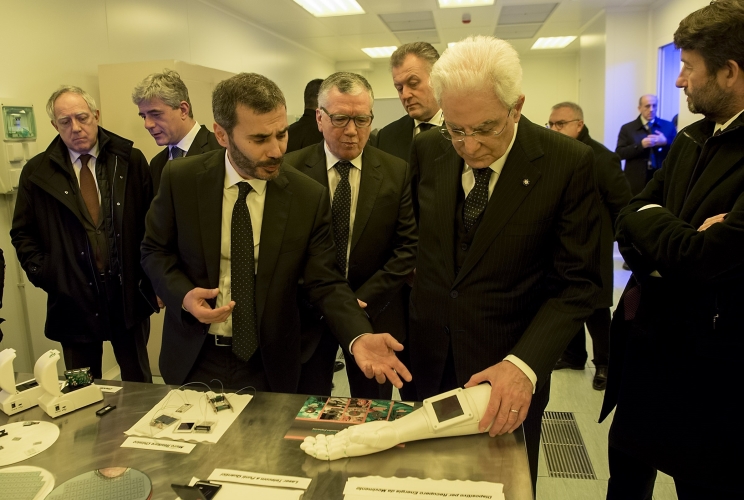 Il Presidente Sergio Mattarella nel corso della visita all’Istituto di Nanotecnologia del Centro Nazionale delle Ricerche