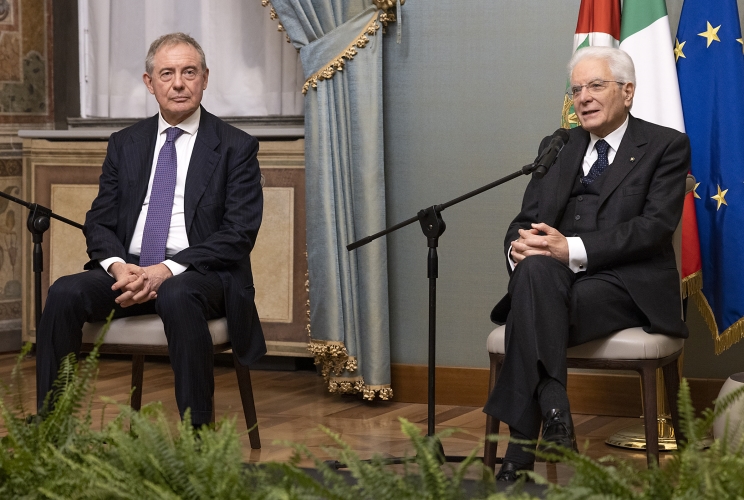 Il Presidente Sergio Mattarella con Adolfo Urso in occasione della presentazione al Capo dello Stato del francobollo commemorativo del Presidente Segni