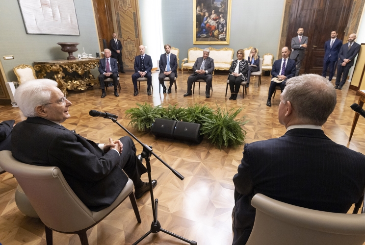 Il Presidente Sergio Mattarella con Adolfo Urso, la Presidente di Poste Italiane, Maria Bianca Farina e il Presidente dell'Istituto Poligrafico e Zecca dello Stato, Antonio Palma, in occasione della presentazione al Capo dello Stato del francobollo commemorativo del Presidente Segni