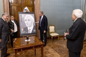 Il Presidente Sergio Mattarella con Adolfo Urso, la Presidente di Poste Italiane, Maria Bianca Farina e il Presidente dell'Istituto Poligrafico e Zecca dello Stato, Antonio Palma, in occasione della presentazione al Capo dello Stato del francobollo commemorativo del Presidente Segni