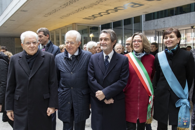 Il Presidente della Repubblica Sergio Mattarella con Mario Monti, Senatore a vita,Attilio Fontana, Presidente della Regione Lombardia Anna Scavuzzo, Vice Sindaco di Milano,Michela Palestra, Vice Sindaco della Città metropolitana di Milano in occasione della cerimonia dal titolo “La Bocconi, l’Italia, l’Europa. L’Università saluta Mario Monti”