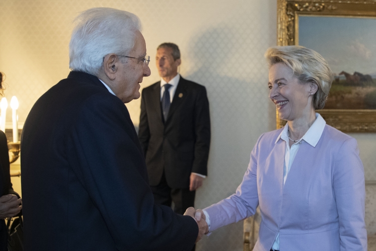 Il Presidente della Repubblica Sergio Mattarella accoglie Ursula Von der Leyen, Presidente della Commissione europea
