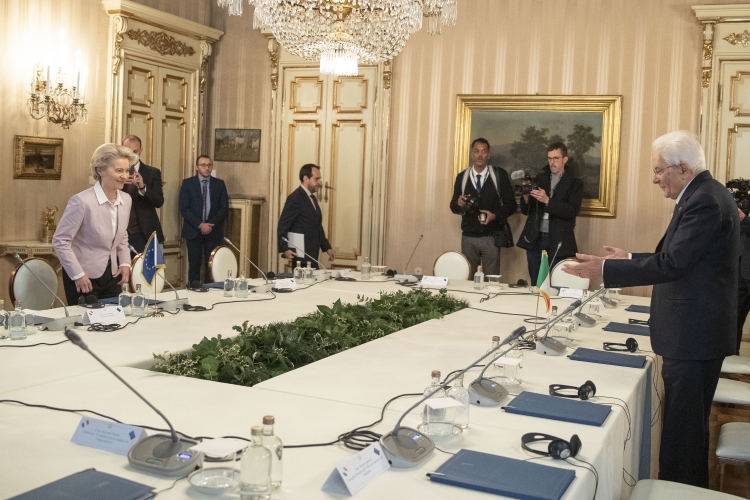 Il Presidente della Repubblica Sergio Mattarella con Ursula Von der Leyen, Presidente della Commissione europea, in occasione dei colloquio con le rispettive delegazioni ufficiali.
