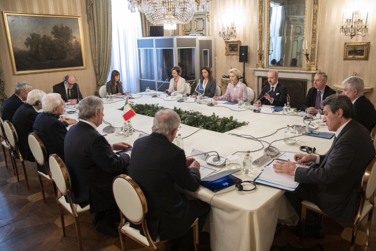 Il Presidente della Repubblica Sergio Mattarella con Ursula Von der Leyen, Presidente della Commissione europea, in occasione dei colloquio con le rispettive delegazioni ufficiali.
