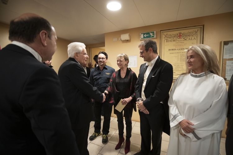 Il Presidente della Repubblica Sergio Mattarella riceve il saluto di una rappresentanza delle maestranze
