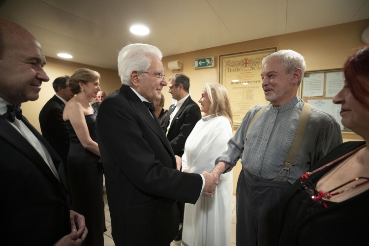 Il Presidente della Repubblica Sergio Mattarella e la Sig.ra Laura ricevono il saluto di una rappresentanza delle maestranze
