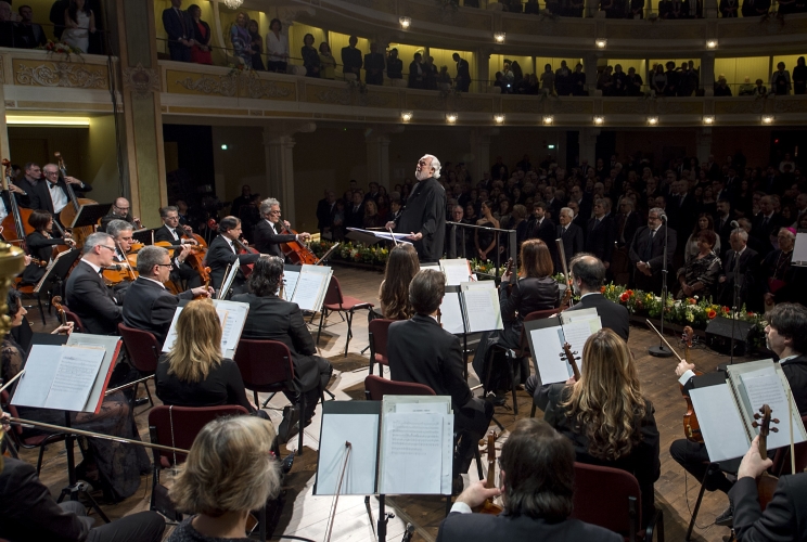 Il Presidente Sergio Mattarella nel corso del concerto inaugurale del Teatro Apollo 