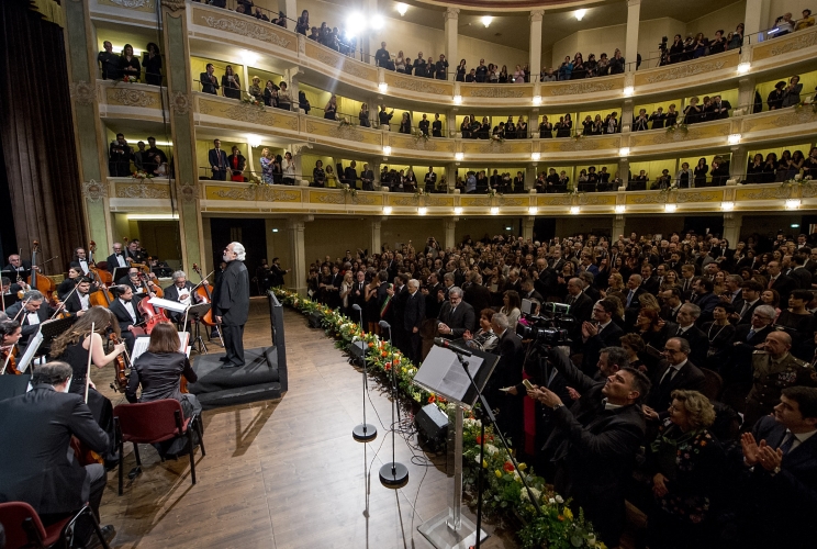 Il Presidente Sergio Mattarella nel corso del concerto inaugurale del Teatro Apollo 