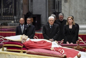 Il Presidente Sergio Mattarella e la Signora Laura rendono omaggio a Benedetto XVI
