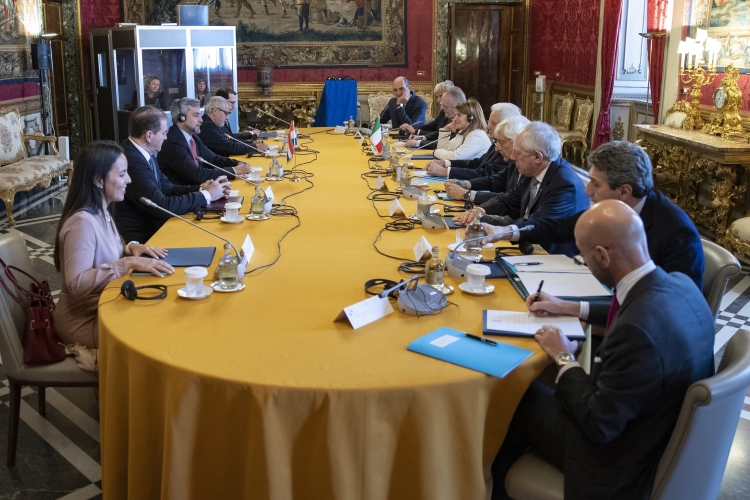 Il Presidente della Repubblica Sergio Mattarella con Mario Abdo Benítez,Presidente della Repubblica del Paraguay,durante i colloqui con le rispettive delegazioni
