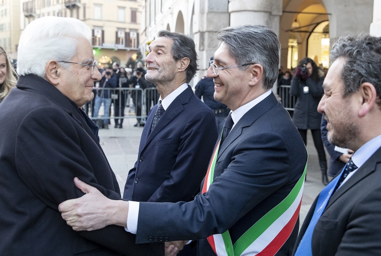 Il Presidente della Repubblica Sergio Mattarella al suo arrivo al Teatro Grande, accolto da Attilio Fontana, Presidente della Regione Lombardia, Emilio Del Bono, Sindaco di Brescia e Samuele Alghisi, Presidente della Provincia di Brescia, in occasione della cerimonia di inaugurazione di Bergamo Brescia capitale italiana della cultura 2023