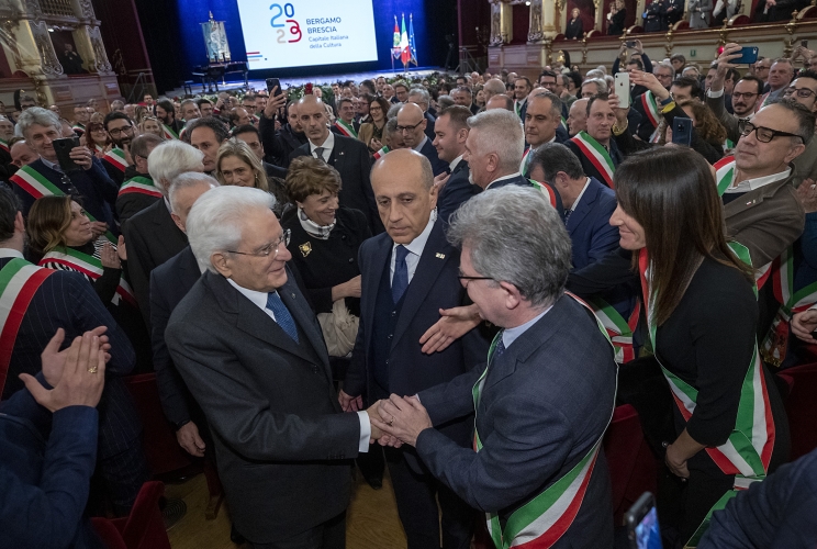 Il Presidente della Repubblica Sergio Mattarella in occasione della cerimonia di inaugurazione di Bergamo Brescia capitale italiana della cultura, saluta i sindaci della provincia di Brescia