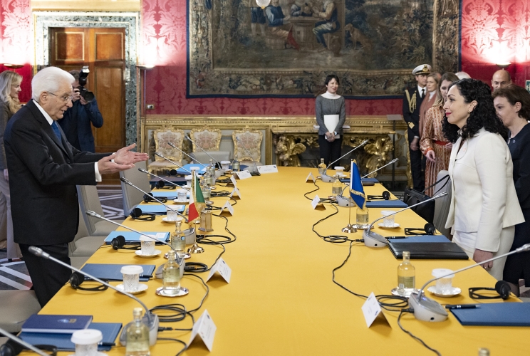 Il Presidente Sergio Mattarella con Vjosa Osmani-Sadriu, Presidente della Repubblica del Kosovo, in occasione dei colloqui