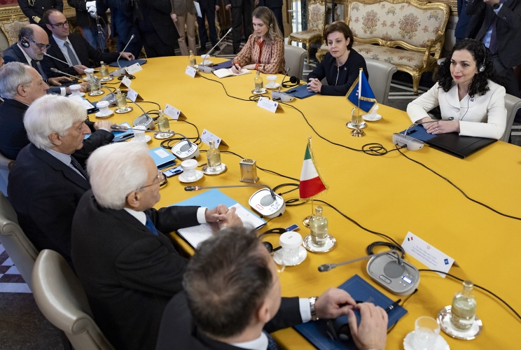 Il Presidente Sergio Mattarella con Vjosa Osmani-Sadriu, Presidente della Repubblica del Kosovo, in occasione dei colloqui