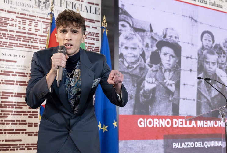 L'esibizione del rapper Davide Milano