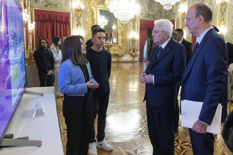 Il Presidente della Repubblica Sergio Mattarella  osserva i lavori realizzati dagli studenti vincitori del concorso nazionale promosso dal Ministero dell'Istruzione e del merito, dal titolo "I giovani ricordano la Shoah"
