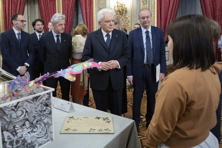 Il Presidente della Repubblica Sergio Mattarella  osserva i lavori realizzati dagli studenti vincitori del concorso nazionale promosso dal Ministero dell'Istruzione e del merito, dal titolo "I giovani ricordano la Shoah"
