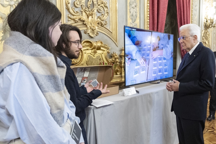 Il Presidente della Repubblica Sergio Mattarella  osserva i lavori realizzati dagli studenti vincitori del concorso nazionale promosso dal Ministero dell'Istruzione e del merito, dal titolo "I giovani ricordano la Shoah"
