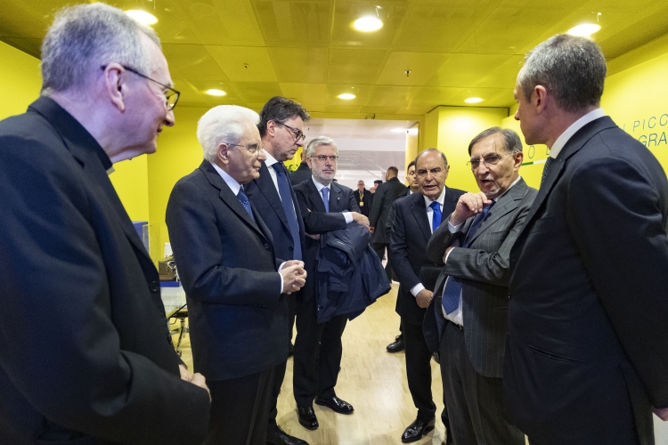 Il Presidente della Repubblica Sergio Mattarella con il Cardinale Pietro Parolin, Segretario di Stato di Sua Santità, con Giancarlo Giorgetti, Ministro dell’economia e delle finanze,Ignazio La Russa, Presidente del Senato della Repubblica, Bruno Vespa, e con Matteo Del Fante, Amministratore delegato di Poste Italiane
