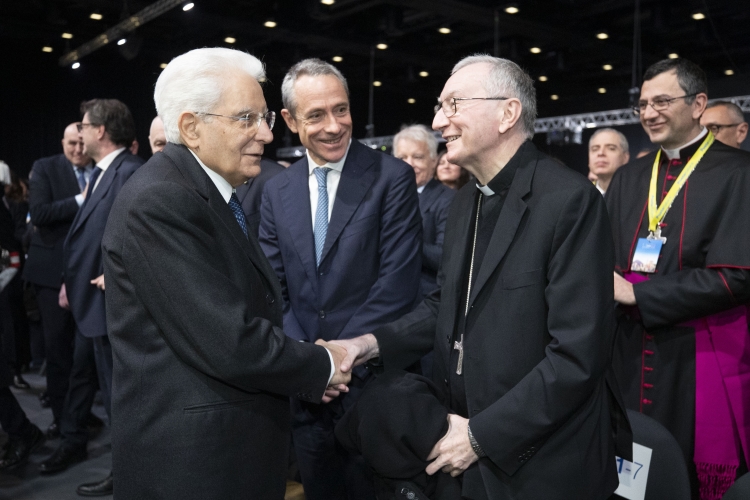 Il Presidente della Repubblica Sergio Mattarella saluta il Cardinale Pietro Parolin, Segretario di Stato di Sua Santità
