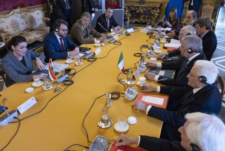 Il Presidente Sergio Mattarella e Katalin Novok, Presidente di Ungheria, nel corso degli incontri allargati alle rispettive delegazioni