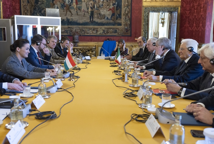 Il Presidente Sergio Mattarella e Katalin Novák, Presidente di Ungheria, nel corso degli incontri allargati alle rispettive delegazioni