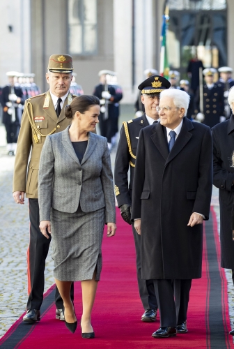 Il Presidente Sergio Mattarella e Katalin Novok, Presidente di Ungheria, al termine degli onori militari