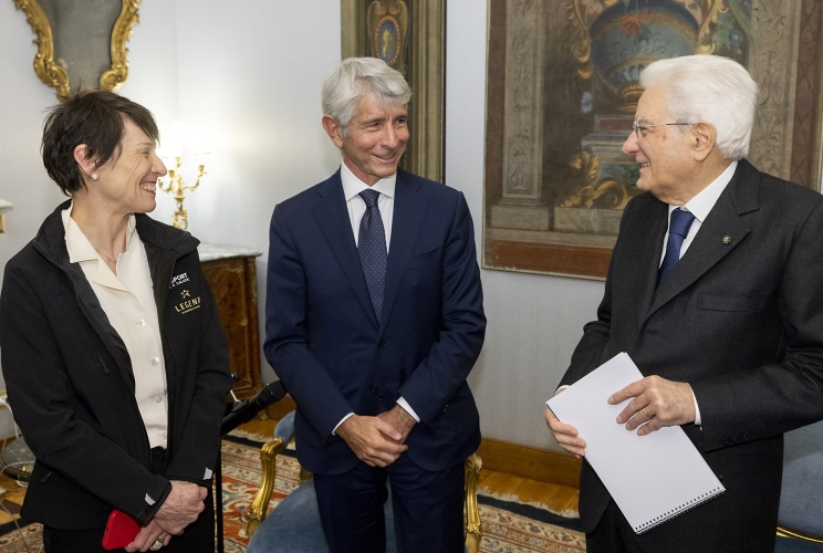 Il Presidente Sergio Mattarella con Andrea Abodi, Ministro per lo Sport e i Giovani e Manuela Di Centa, capitana Legend, in occasione dell'incontro con una delegazione di Sport e Salute S.p.a