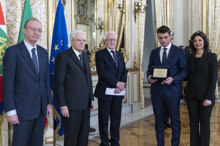 Il Presidente della Repubblica Sergio Mattarella consegna i premi ai vincitori del concorso nazionale promosso dal Ministero dell'Istruzione e del merito, dal titolo “10 febbraio - Amate Sponde. Ricostruire l’esistenza dopo l’esodo, tra rimpianto e forza d’animo”
