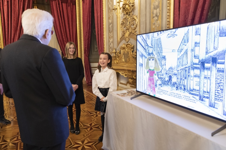 Il Presidente della Repubblica Sergio Mattarella osserva i lavori realizzati dagli studenti vincitori del concorso nazionale promosso dal Ministero dell'Istruzione e del merito, dal titolo “10 febbraio - Amate Sponde. Ricostruire l’esistenza dopo l’esodo, tra rimpianto e forza d’animo”
