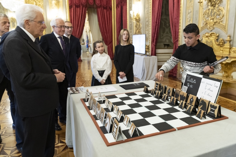 Il Presidente della Repubblica Sergio Mattarella osserva i lavori realizzati dagli studenti vincitori del concorso nazionale promosso dal Ministero dell'Istruzione e del merito, dal titolo “10 febbraio - Amate Sponde. Ricostruire l’esistenza dopo l’esodo, tra rimpianto e forza d’animo”
