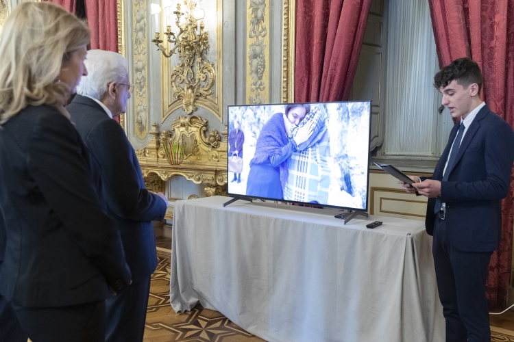 Il Presidente della Repubblica Sergio Mattarella osserva i lavori realizzati dagli studenti vincitori del concorso nazionale promosso dal Ministero dell'Istruzione e del merito, dal titolo “10 febbraio - Amate Sponde. Ricostruire l’esistenza dopo l’esodo, tra rimpianto e forza d’animo”
