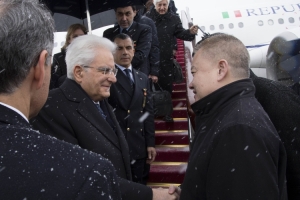 Il Presidente Sergio Mattarella al suo arrivo all'Aeroporto di Pechino