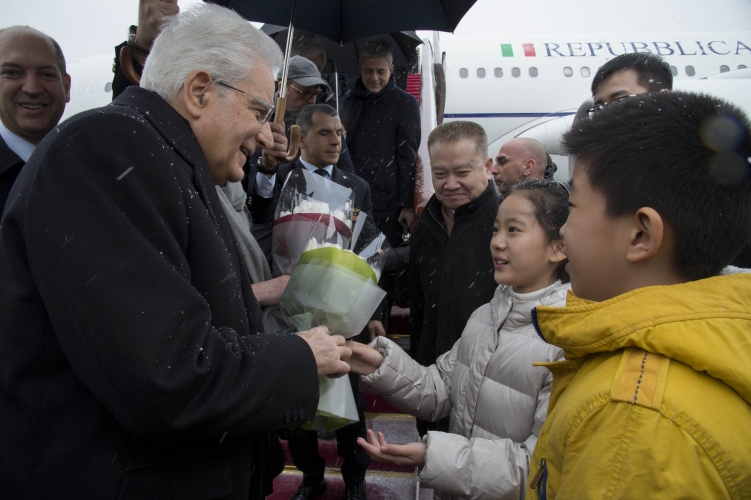 Il Presidente Sergio Mattarella al suo arrivo all'Aeroporto di Pechino 