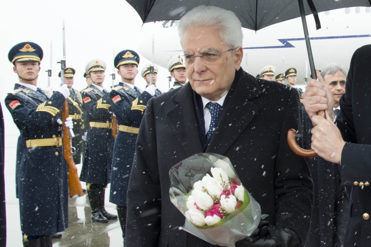 Il Presidente della Repubblica Sergio Mattarella al suo arrivo all'Aeroporto di Pechino 