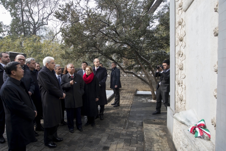 Il Pesidente Sergio Mattarella alla tomba di Matteo Ricci nel cimitero Zhalan